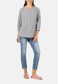 Короткие джинсы