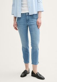 Короткие джинсы