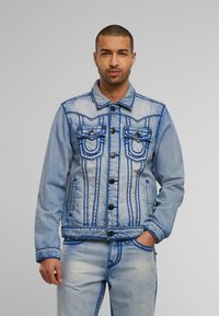 Джинсовая куртка