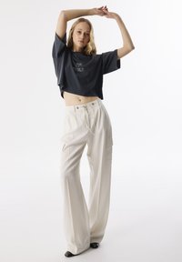 Брюки с накладными карманами