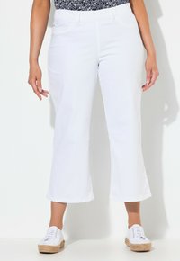 Короткие джинсы