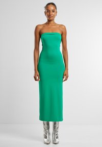 Платье без бретелек