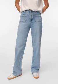 Прямые джинсы