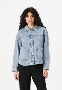 Блейзер с накладными карманами Блейзер с накладными карманами