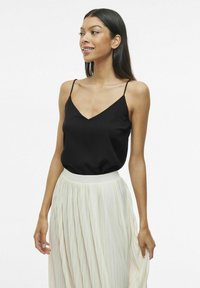 Топ на бретельках