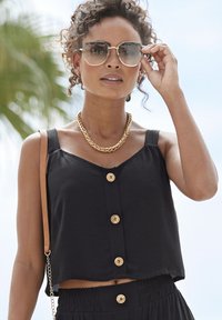 Блузка без рукавов