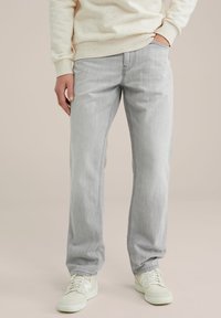 Прямые джинсы