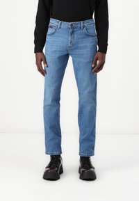 Узкие джинсы