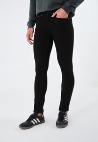 Узкие джинсы