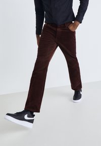 Вельветовые брюки