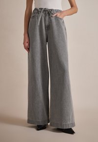 Свободные джинсы