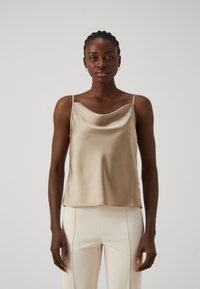 Топ на бретельках