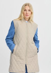 Длинный жилет