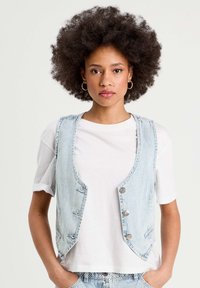 Джинсовая жилетка