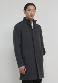 Короткое пальто