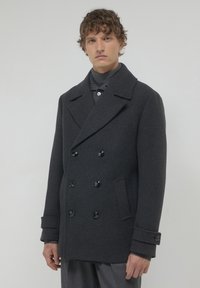 Короткое пальто