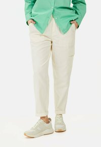 Брюки с накладными карманами