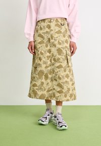 Юбка с накладными карманами