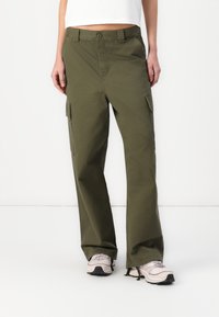 Брюки с накладными карманами