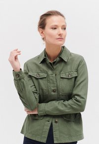 Куртка с накладнымит карманами