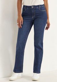 Прямые джинсы