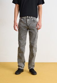 Прямые джинсы