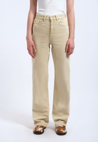 Прямые джинсы