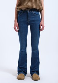 Клешеные брюки