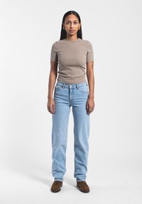 Прямые джинсы