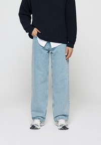 Прямые джинсы