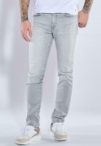 Узкие джинсы