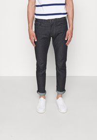 Узкие джинсы