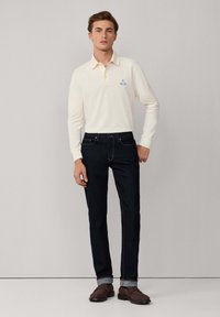 Узкие джинсы