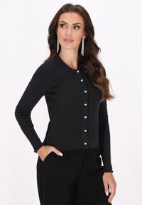 Вязаный жилет