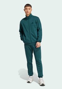 Спортивный костюм Спортивный костюм