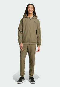 Спортивный костюм Спортивный костюм