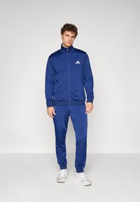 Спортивный костюм Спортивный костюм