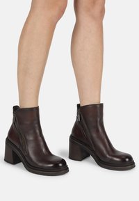 Полусапожки на высоком каблуке