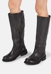 Широкие сапоги