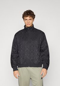 Спортивная куртка