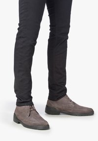 Ботинки на шнуровке