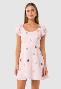 Короткое платье Короткое платье