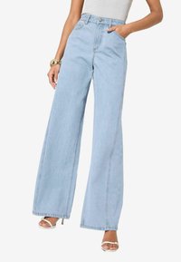 Клешеные джинсы