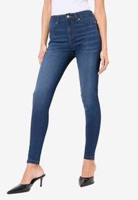 Узкие брюки