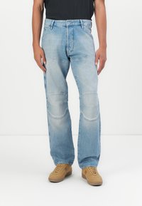 Прямые джинсы