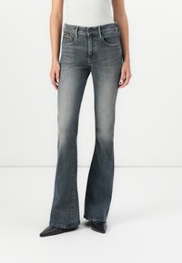 Клешеные джинсы