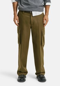 Брюки с накладными карманами