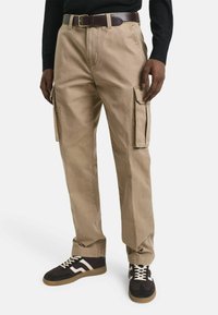 Брюки с накладными карманами