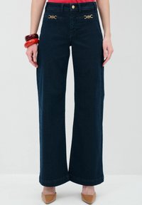 Клешеные джинсы