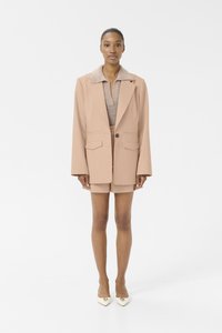 Блейзер с накладными карманами Блейзер с накладными карманами